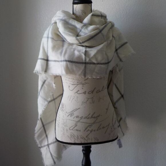 Old Navy White Ivory Plaid Scarf Wrap Warm Soft 40x78 Classic Minimalist Unisex - Picture 1 of 5